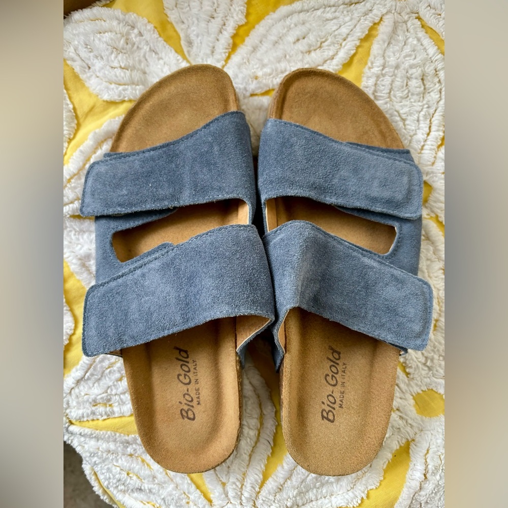 Bio-Gold NWOT made in Italy denim blue suede strap sandals.